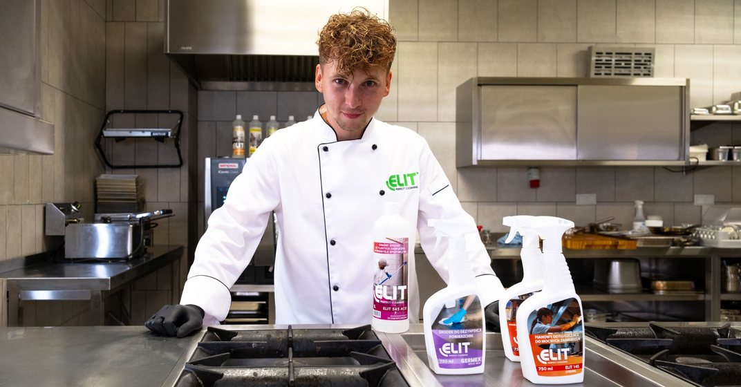 Kucharz ze środkami ELIT w kuchni gastronomicznej